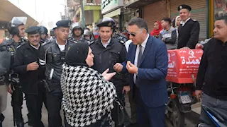 بالصور- محافظ القليوبية يقود حملة لنقل الباعة الجائلين وإعادة الانضباط للشارع
