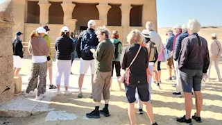 أفواج سياحية من 6 دول أوروبية تزور المناطق الأثرية بالمنيا - صور 