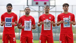 شاهد بالصور.. لاعبو منتخب إيران يكرمون ضحايا الحرب