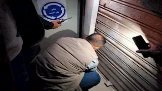  بالشمع الأحمر.. غلق محال مخالفة لترشيد الكهرباء في كفر الشيخ- صور