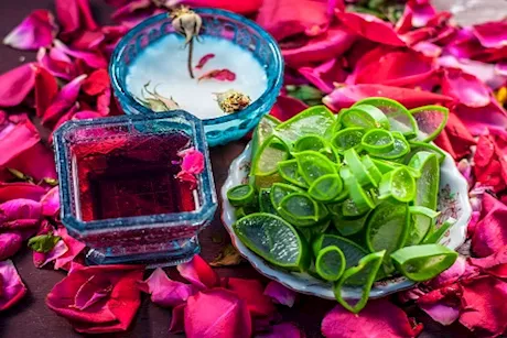 ماء الورد أم جل الصبار.. أيهما الأفضل للبشرة الدهنية؟