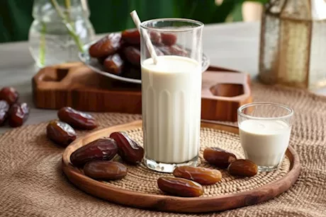 التمر واللبن في رمضان- ماذا يحدث للكلى عند تناولهما معًا؟