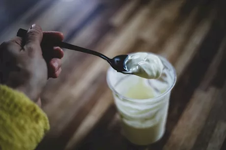 الزبادي في السحور- لماذا يشعر البعض بألم في البطن بعد تناوله؟