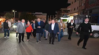 محافظ جنوب سيناء يلتقي مواطني مدينة الطور خلال جولة ليلية في شارع المنشية 