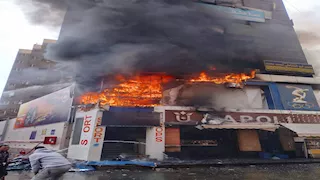 بالصور- حريق هائل يلتهم محل ملابس وأدوات رياضية في أسيوط