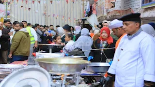 25صورة من استعدادات "إفطار المطرية" بمشاركة الهلال الأحمر