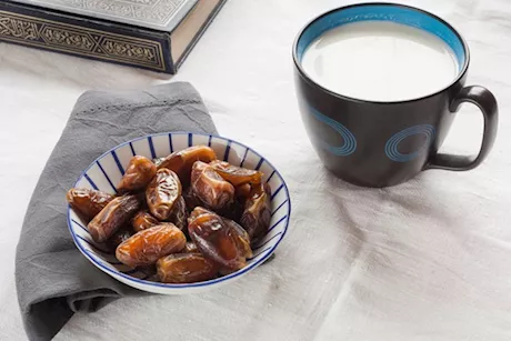 التمر والحليب في رمضان- ماذا يحدث للقولون عند تناولهما معًا؟