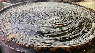 حكاية "عم عادل" مع الكنافة البلدي بكفر الشيخ.. 35 عاماً من "العشق" أمام التنور النحاسي - صور