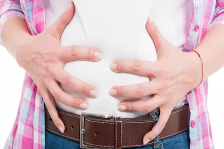 أسباب انتفاخ البطن بعد أكل السكريات- إليك العلاج