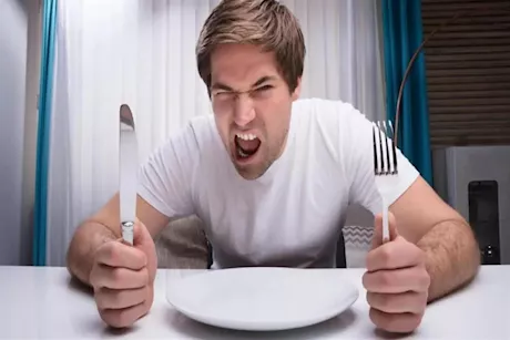ما هي أسباب الشعور بالجوع بعد تناول الطعام مباشرة؟.. طبيب يجيب