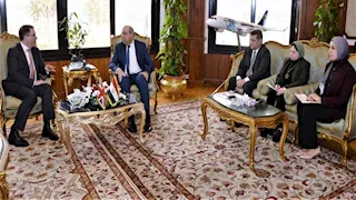 وزير الطيران يبحث توسيع شبكة الطرق الجوية بين مصر وبريطانيا