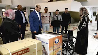 دعم إنساني بأسيوط.. المحافظ يسلم جهاز عروسة ويهدي شقيقها كرسيًا متحركًا (صور)