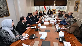 وزير الصناعة يبحث مع جنرال موتورز خطط التوسع وتوطين صناعة السيارات في مصر