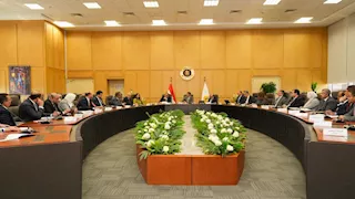 الحكومة تبحث تطوير البرنامج الوطني لتنمية صناعة السيارات وزيادة الحوافز للمصنعين