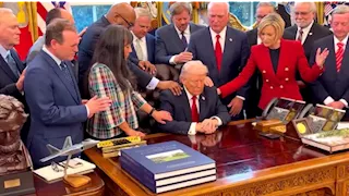 أيدي القساوسة على كتفه.. ترامب يستحضر المدد الروحي داخل البيت الأبيض