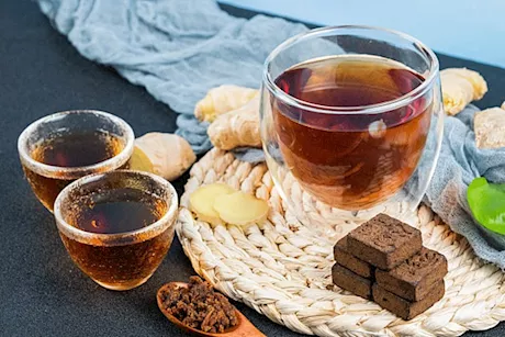 شرب الشاي مع السكر البني.. هل هو أكثر صحة؟