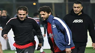 لقطة مميزة بين حسام غالي وجمال الغندور في بطولة الأساطير الرمضانية بزد