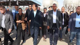 محافظ سوهاج يتابع مراحل تعبئة وتوزيع البوتاجاز ميدانياً -صور  