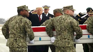 ترامب يستقبل جثامين الجنود الأمريكيين القتلى في الحرب مع إيران