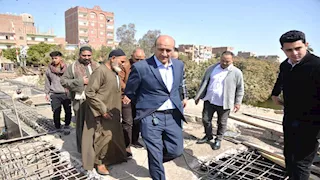 بالصورـ محافظ أسيوط يتابع أعمال رفع كفاءة كوبري الحواتكة