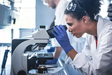 أعراض وعلاج تكوّر كريات الدم الحمراء الوراثي.. قد يظهر منذ الطفولة