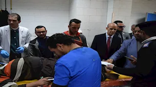 كانوا في طريقهم لجنازة.. رئيس جامعة بني سويف يزور مصابي حادث الطريق الشرقي