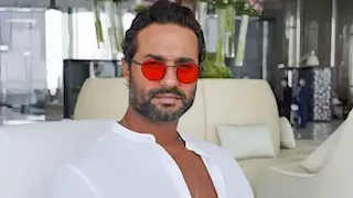 "ما ينفعش يحصل كده".. مؤلف أغنية "سبونج بوب" يوجه رسالة حادة إلى كريم فهمي