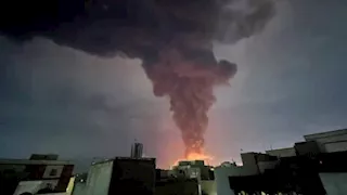 فيديو وصور لـ سماء إيران مظلمة في وضح النهار وتحذيرات صحية عاجلة