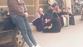 3 وفيات و20 مصابًا.. انهيار أسر ضحايا حادث بني سويف أمام المشرحة (صور)