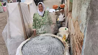 قصة كفاح ملهمة.. حكاية "أم" بالشرقية تعمل في 3 وظائف من أجل أبنائها (صور)