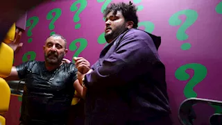 رامز جلال يسخر من "جاكت" أحمد السقا في"رامز ليفل الوحش"