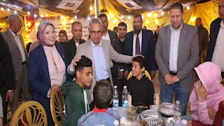 محافظ بني سويف وسط الأيتام والمسنين في إفطار جماعي مبهج (صور)