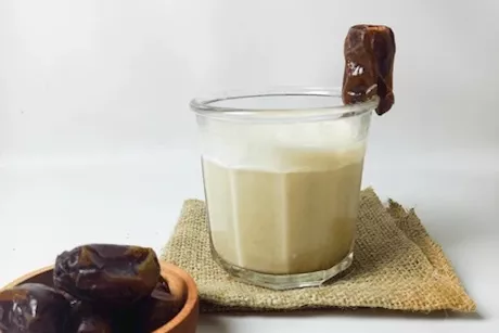 البلح باللبن في رمضان- ماذا يحدث لطفلِك عند تناوله؟