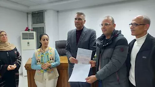 دهب تستعد للمستقبل.. محافظ جنوب سيناء يسلم عقود تقنين للمواطنين (صور)