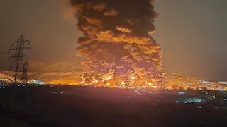 ألسنة اللهب تُعانق السماء.. إسرائيل تقصف خزانات وقود ومنشآت نفطية في إيران- صور