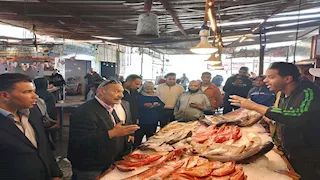 لضبط الأسعار.. محافظ السويس يتفقد حلقة السمك بسوق الأنصاري