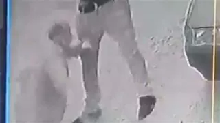 "كان راجع من صلاة الفجر".. ضبط شاب اعتدى على مسن بعصا في المحلة