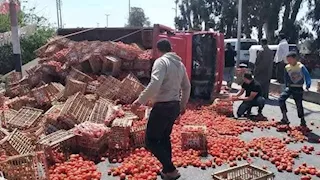 انقلاب سيارة نقل محملة بالطماطم وإصابة 3 أشخاص في العاشر من رمضان