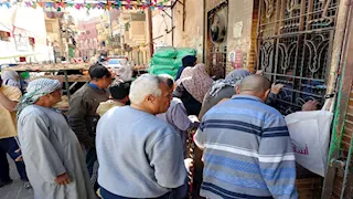 "بين نارين".. عمال مخابز أسوان يتحدون الحرارة ولهيب الأفران في نهار رمضان