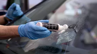 ما الأفضل في شروخ الزجاج الأمامي بالسيارة.. الإصلاح أم الاستبدال؟