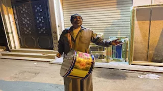 20 عامًا من البهجة.. حكاية "عم السيد" أشهر مسحراتي بكفر الشيخ (فيديو وصور)