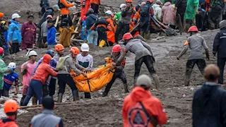 انهيار كومة كبيرة من القمامة في إندونيسيا ومقتل وفقدان 9 أشخاص