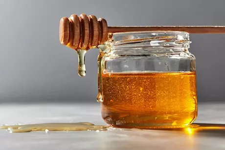 العسل في رمضان- خبير تغذية يوصي بتناوله في هذا الوقت