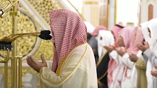 شاهد| دعاء خاشع للشيخ الحذيفي في تراويح ليلة 20 رمضان بالمسجد النبوي 