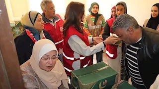 بالتعاون مع الهلال الأحمر.. توزيع 230 كرتونة مواد غذائية على أهالي الجيزة