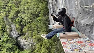 قهوة بطعم المغامرة.. قصة أخطر مقهى في العالم "فيديو"