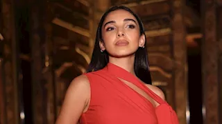 أناقة بالأبيض والأسود.. سلمى أبو ضيف تبرز جمال ملامحها بإطلالة راقية 