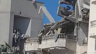 إصابة مباشرة لمبنى في "المطلة" بصاروخ من لبنان وإسرائيل تتوعد بالتفاوض تحت النار