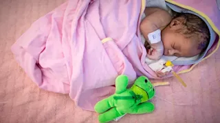 "لسه بالحبل السري".. العثور على رضيع حديث الولادة أمام مسجد بالمنوفية 