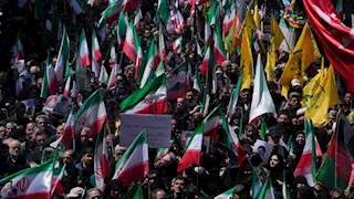 استنفار شعبي في إيران.. دعوات للنزول إلى الميادين دعمًا لمواقف القيادة في المفاوضات